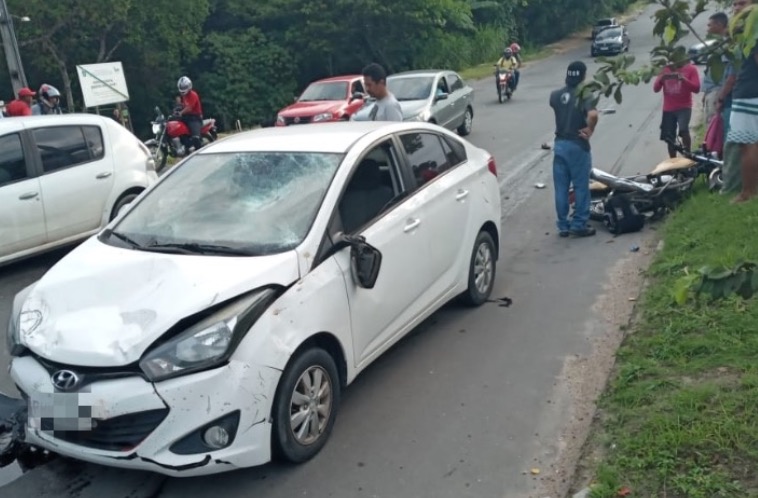 Homem tem perna dilacerada ao colidir com carro em avenida de Manaus