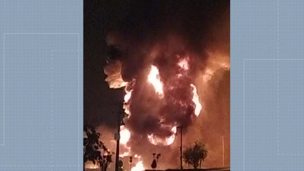 Caminhões-tanque explodem em pátio de distribuidora