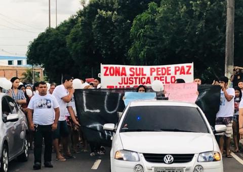 Após morte de jovens em tiroteio, populares fazem manifestação em Manaus