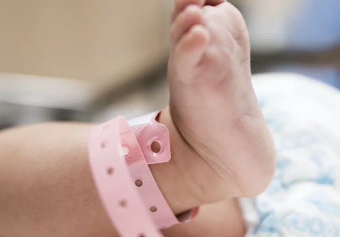 Para aumentar população Grécia oferece 2 mil euros para pais  que tiverem filho no país