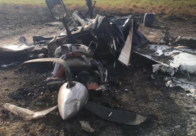 Mulheres morrem carbonizadas após avião cair e explodir em terreno de fazenda