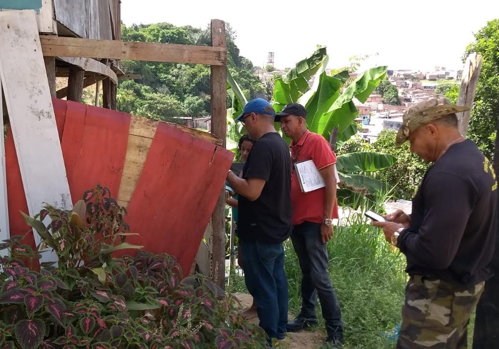 Famílias vivendo em área com risco de desabamento são multadas em Manaus 
