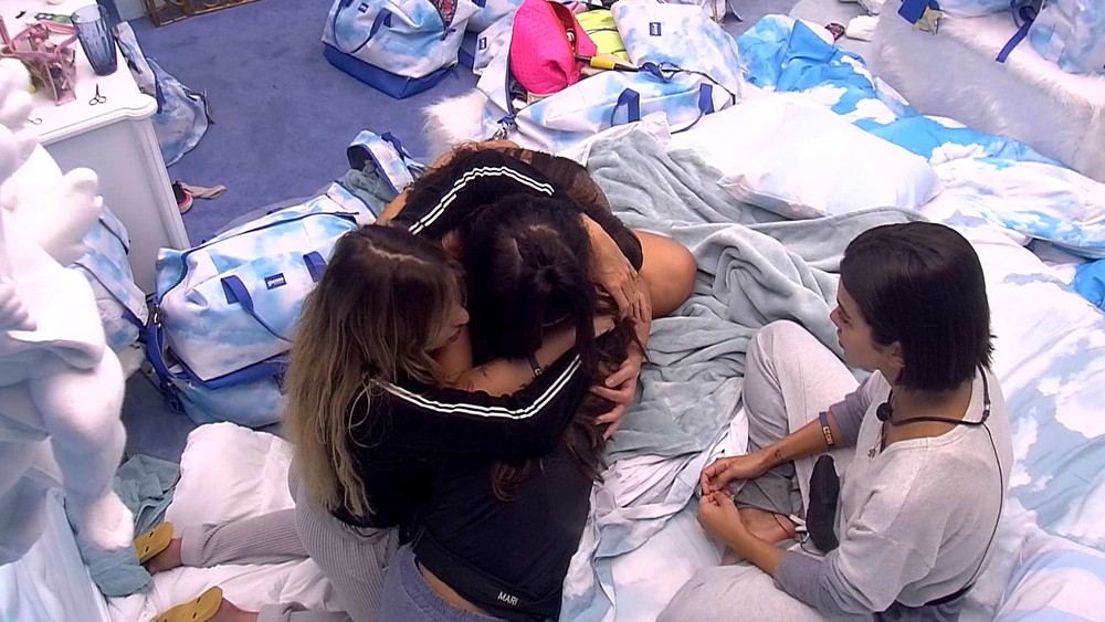BBB20: Aos prantos, Bianca Andrade pede perdão a Mari Gonzalez 