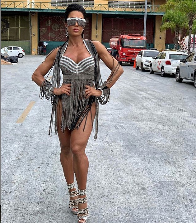 Vídeo: Look de Gracyanne não dá conta de bumbum gigantesco em ensaio de carnaval