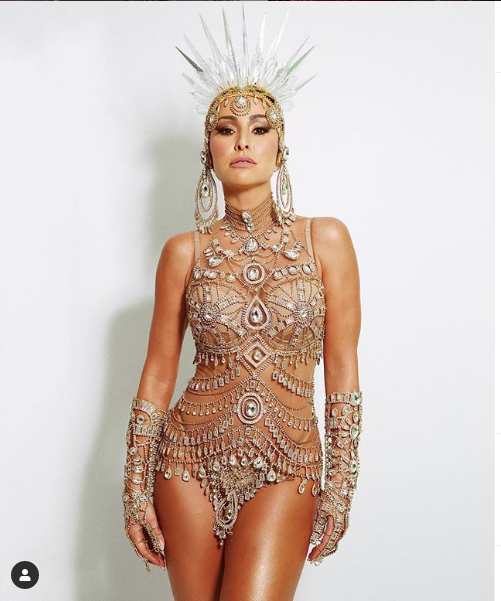Sabrina Sato aparece sensual e relembra look de carnaval 