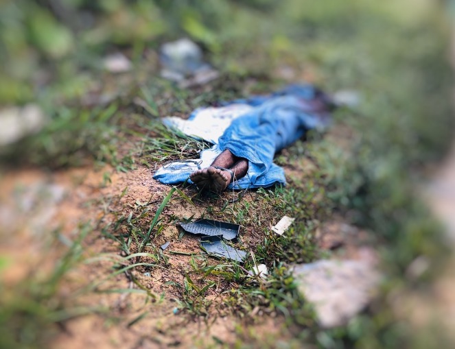 Enrolado em lençol, homem é achado morto após ser jogado de carro em Manaus