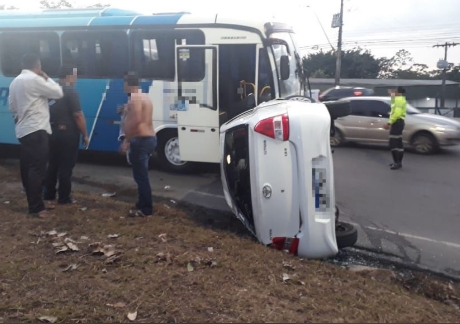 Carro capota durante acidente em avenida de Manaus
