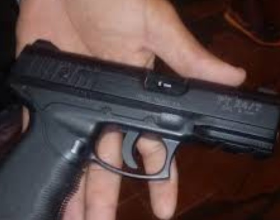 Em Manaus, homem é detido por passageiros ao tentar assaltar ônibus com arma falsa