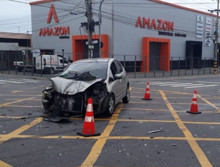 Acidente entre carro e caminhão deixa motorista ferido em avenida de Manaus
