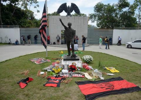 Flamengo barra familiares de vítimas de incêndio em dia de homenagem no CT