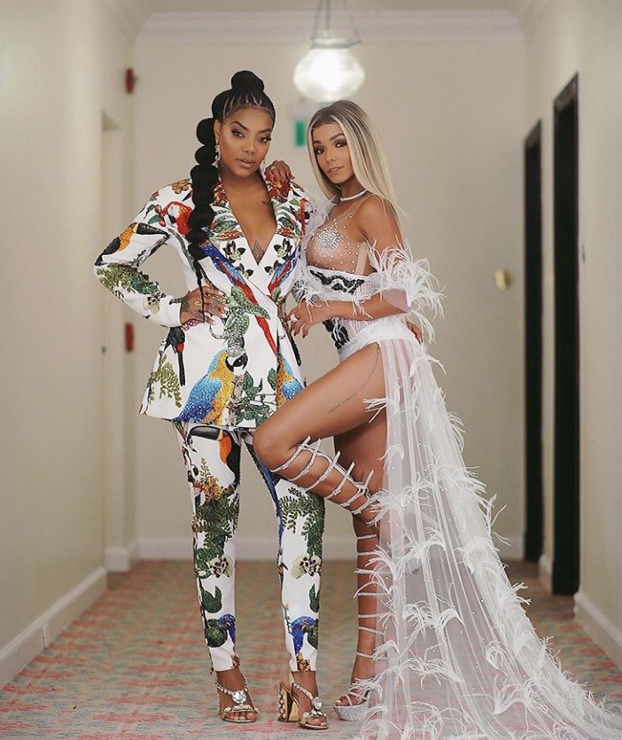 Ludmilla dá beijaço de língua em esposa durante dança no palco: 'deu calor'