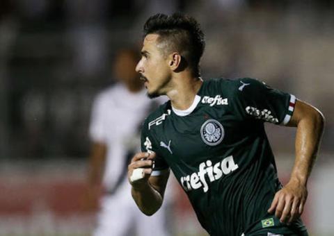 Palmeiras passa sufoco, mas vence Ponte Preta e dorme na liderança
