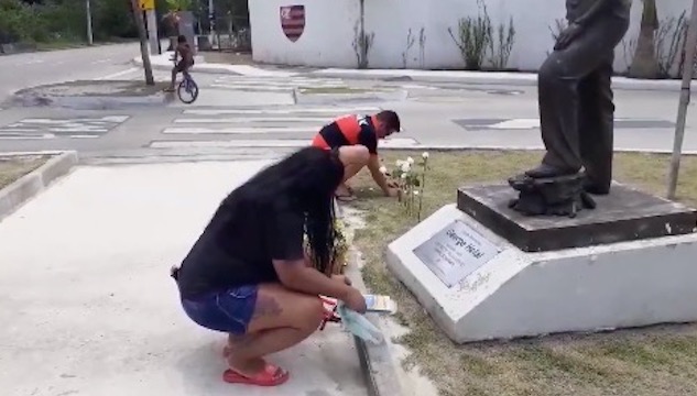 Flamengo barra familiares de vítimas de incêndio em dia de homenagem no CT