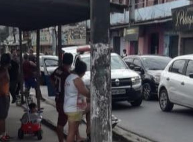 Moradores 'voam' e arrancam homem de moto durante tentativa de assalto em Manaus