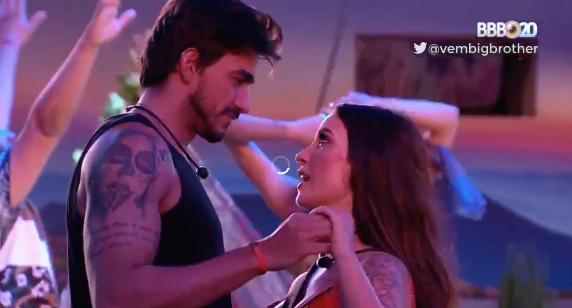 BBB20: Guilherme deixa Gabi dormindo para acariciar Bianca no quarto: 'tá f...'