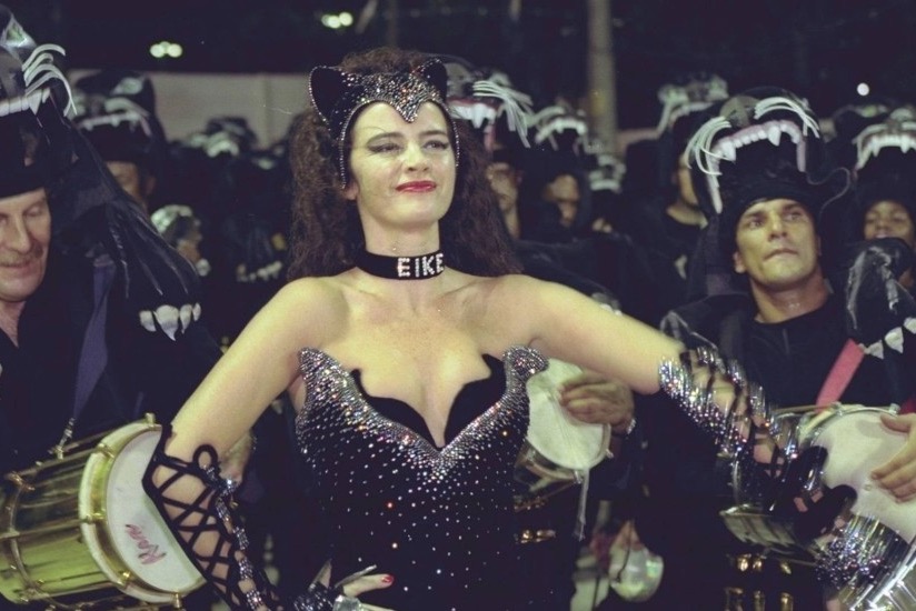 Luma de Oliveira diz que coleira usada em homenagem a Eike no Carnaval 'era libertadora'