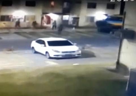 Vídeo mostra desespero de moradores quando micro-ônibus invade apartamento em Manaus