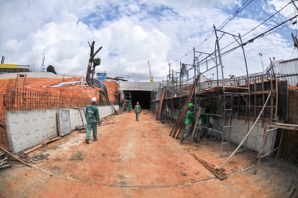 Escavações avançam na construção de anel viário na Constantino Nery, em Manaus