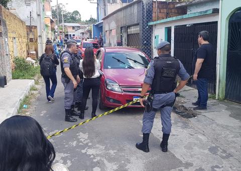 'Baixinho' é executado com seis tiros dentro de carro em rua de Manaus; veja vídeo 