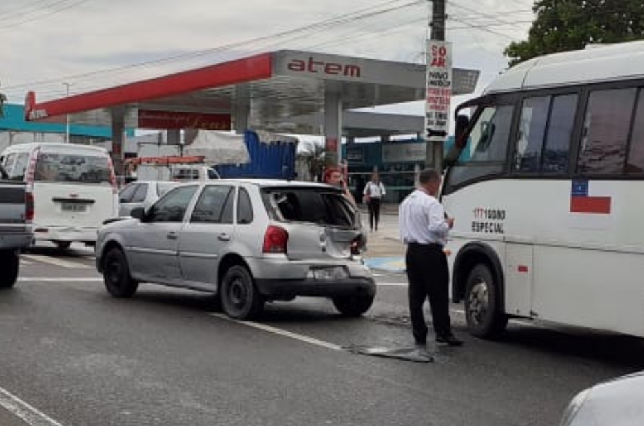 Em Manaus, acidente entre carro e micro-ônibus paralisa avenida e causa caos