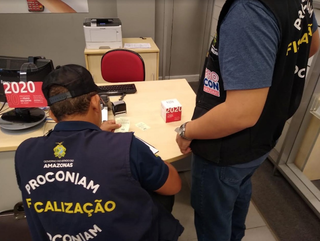 Agências bancárias são flagradas desrespeitando consumidores em Manaus 