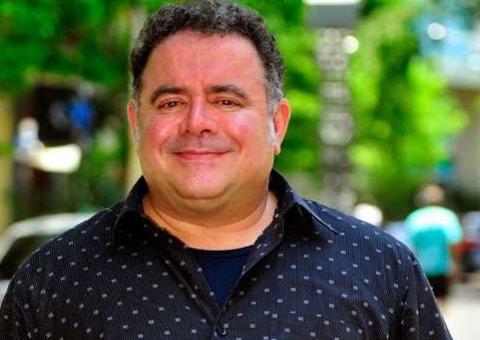 De sapatilha e lycra, Leo Jaime dá um show em aula de balé