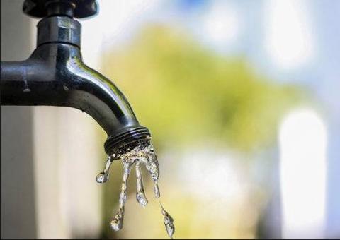 Adutora se rompe e deixa bairros sem abastecimento de água em Manaus 