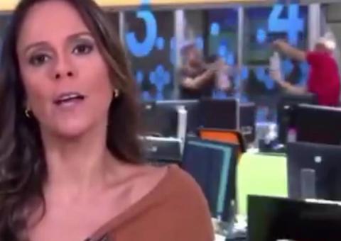 Funcionários da Globo fazem guerra de álcool em gel durante jornal ao vivo