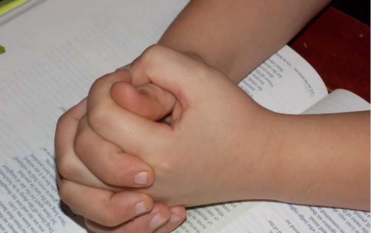 Desesperada, criança reza ao ser estuprada pelo próprio pai no Amazonas