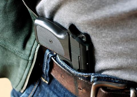 Ao tentar enfrentar PMs, membro da CV é baleado no testículo em Manaus