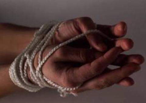 Em busca de dinheiro, mulheres invadem casa e fazem família refém em Manaus