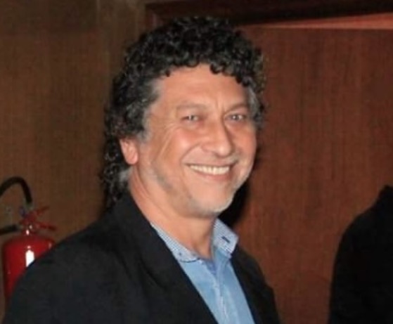 Jornalista brasileiro é assassinado a tiros enquanto jantava com a família no Paraguai