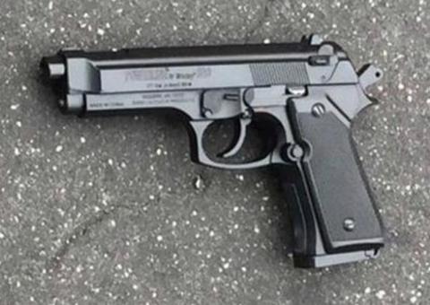 Com arma falsa e celulares, dupla que fazia arrastões é presa em Manaus