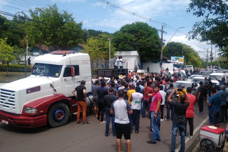 Caminhoneiros e motoristas de aplicativos realizam protesto na sede do governo, em Manaus 
