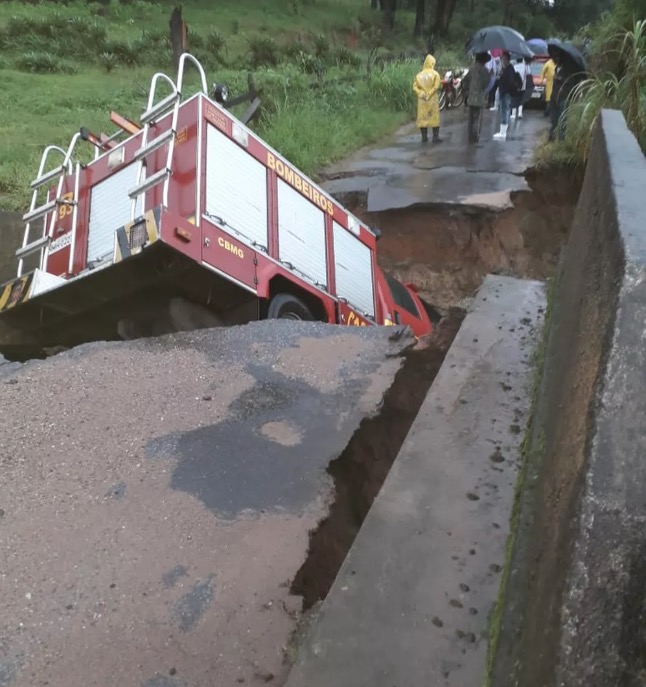 Viatura dos bombeiros cai de ponte destruída por fortes chuvas