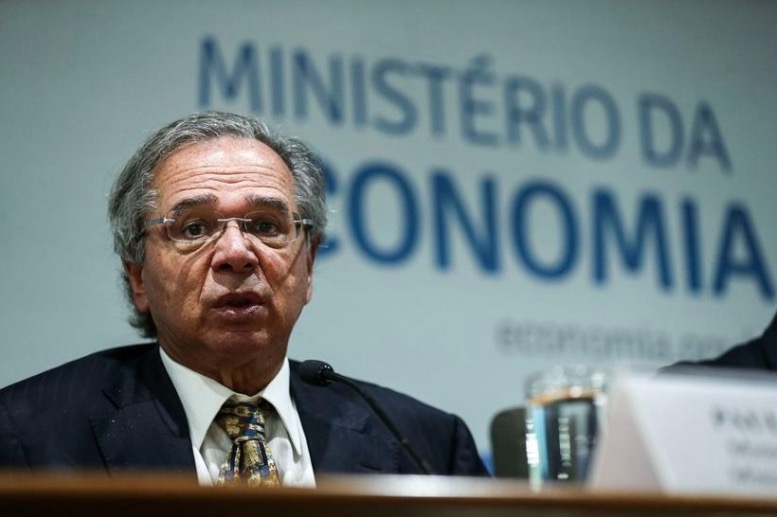 Dólar vai a R$ 4,38 após fala de Guedes e internautas reagem: ‘vai pa onde?’