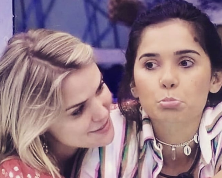 BBB20: Gizelly dá 'conferida' indiscreta em partes íntimas de Marcela durante banho