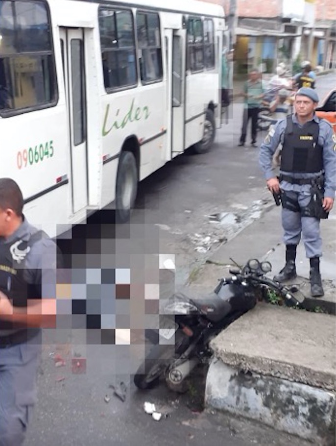 Mulher morre após cair da garupa de motocicleta em avenida de Manaus