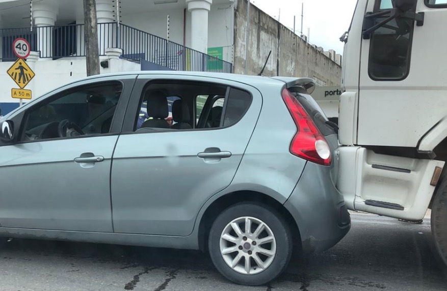 Engavetamento envolvendo caminhão e 5 carros complica trânsito em Manaus