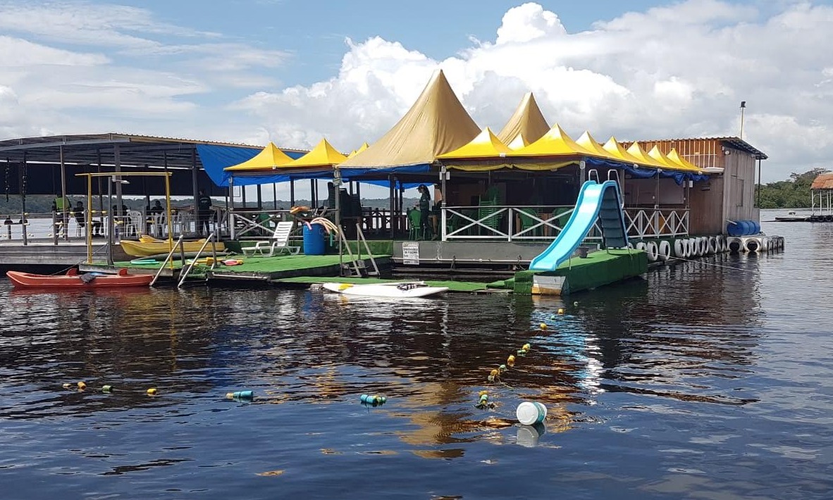 Por maus-tratos a animais e poluição, flutuantes são multados e fechados em Manaus 