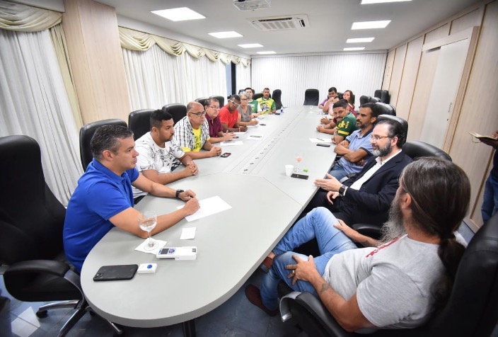 Josué recebe caminhoneiros e motoristas de app para tratar sobre preço de combustíveis  
