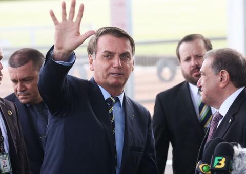 Bolsonaro diz que miliciano morto era um herói quando foi homenageado por Flávio