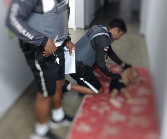 Embriagado e com bebê no colo, homem é preso depois de quase ser atropelado em Manaus