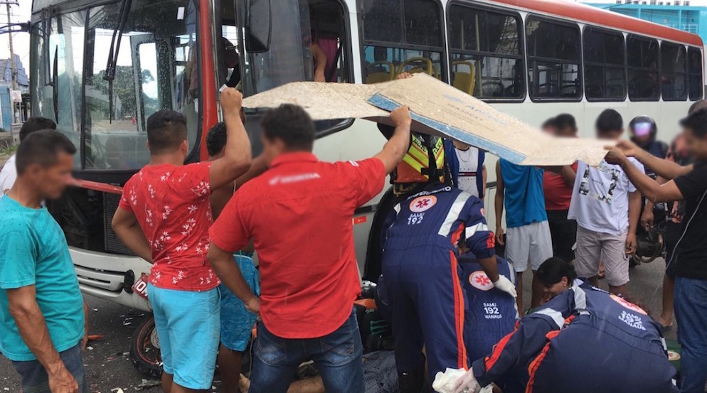 Motociclista avança sinal vermelho e morre ao se chocar de frente com ônibus em Manaus 