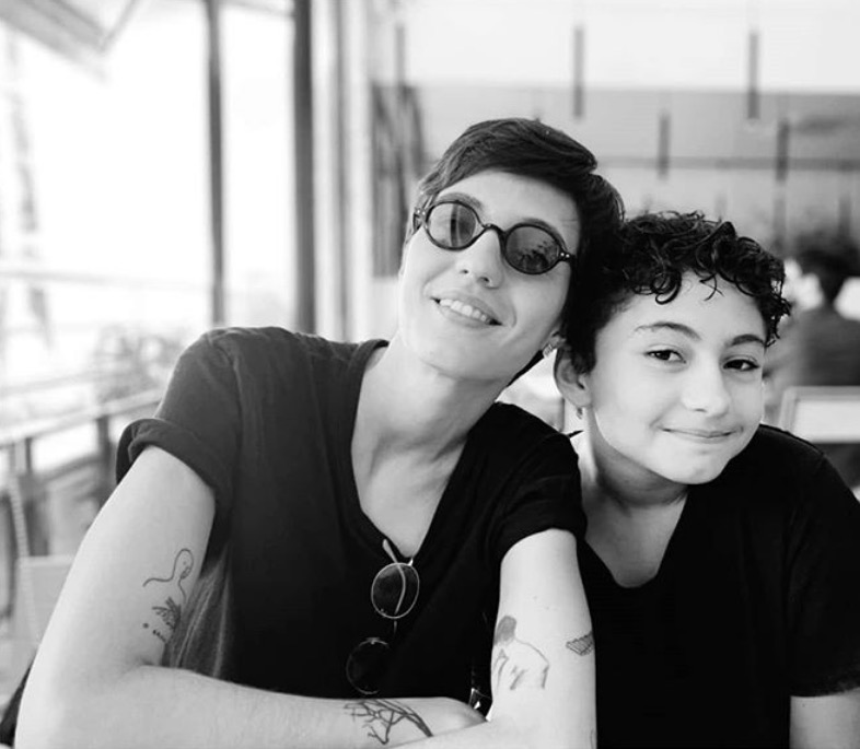 Namorada de Camila Pitanga posa ao lado da filha da atriz, Antonia