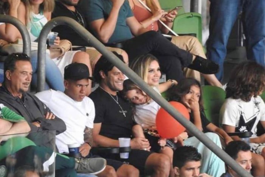 Hulk assiste jogo do Palmeiras no Allianz ao lado da namorada e dos filhos