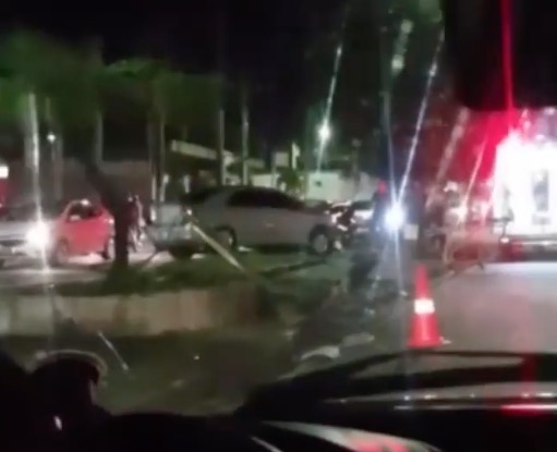 Ao tentar evitar colisão entre carros, motorista arranca poste e fica gravemente ferido em Manaus