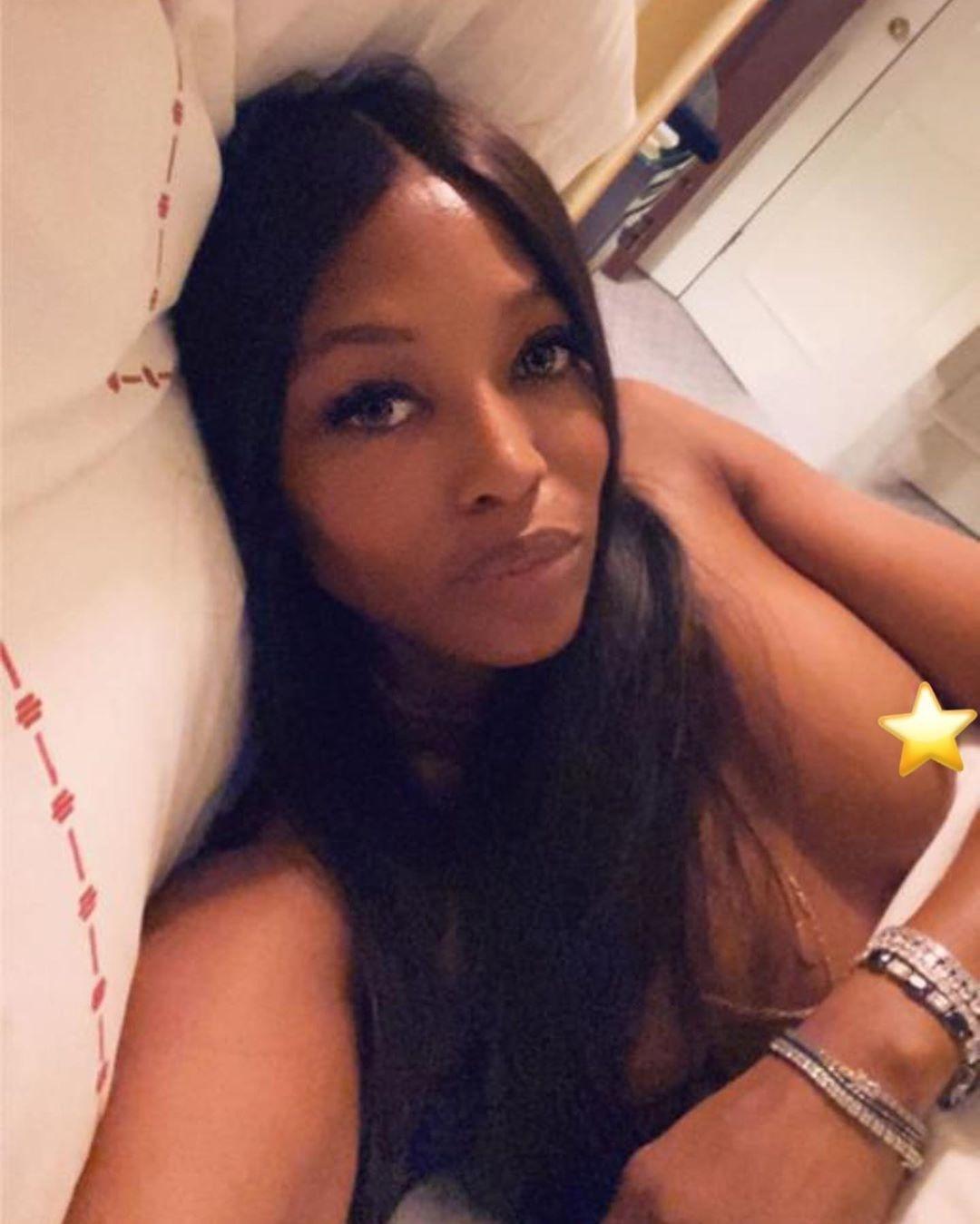De topless, Naomi Campbell compartilha selfie ousada e agita web 