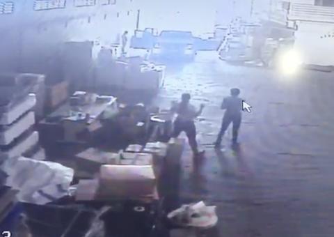 Assaltantes rendem funcionários e roubam empresa de reciclagem em Manaus