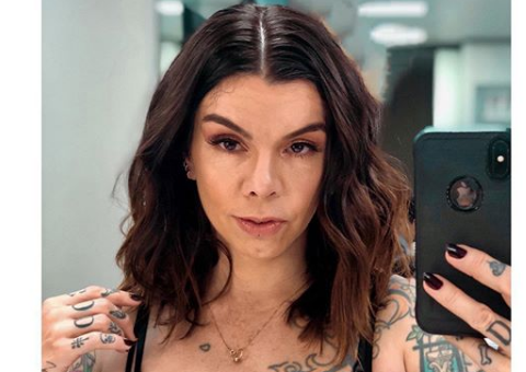 Usando adesivo, Penélope Nova publica foto com seios à mostra